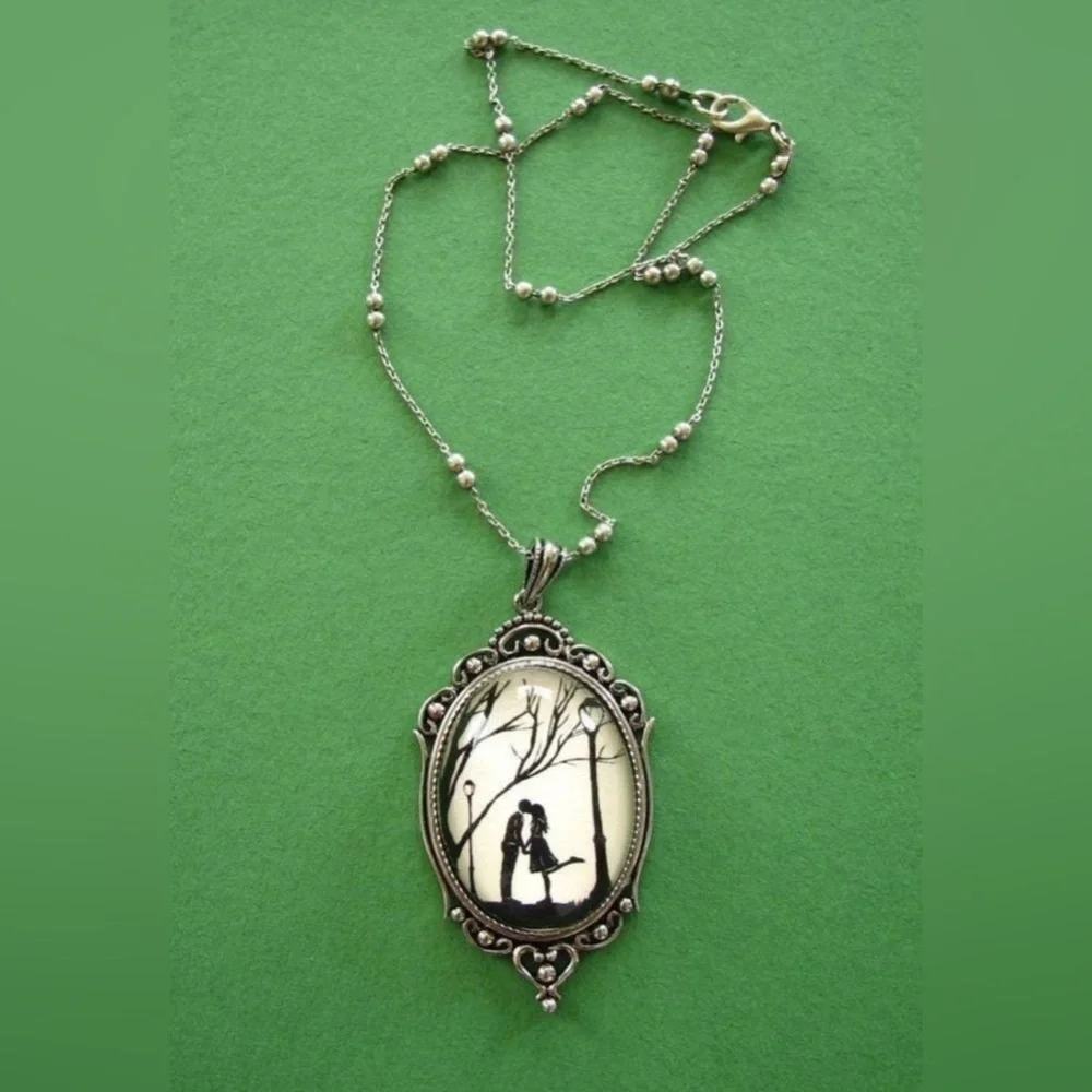 Vintage Silver cameo silhouette Kiss Pendant Necklace Victorian - Picture 2 of 4